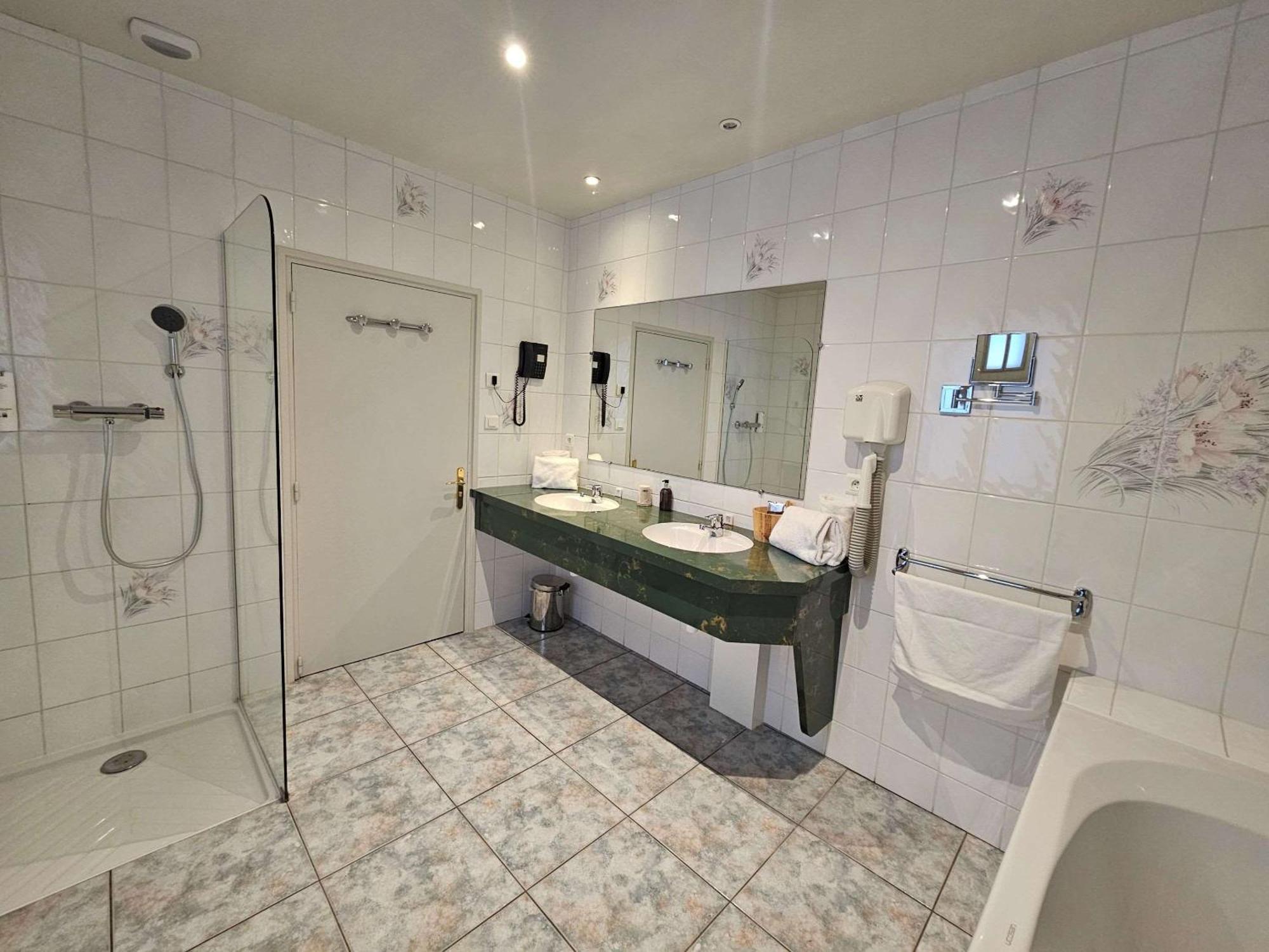 Auberge Du Lac, Sure Hotel Collection By Best Western Мениль-Сен-Пер Экстерьер фото
