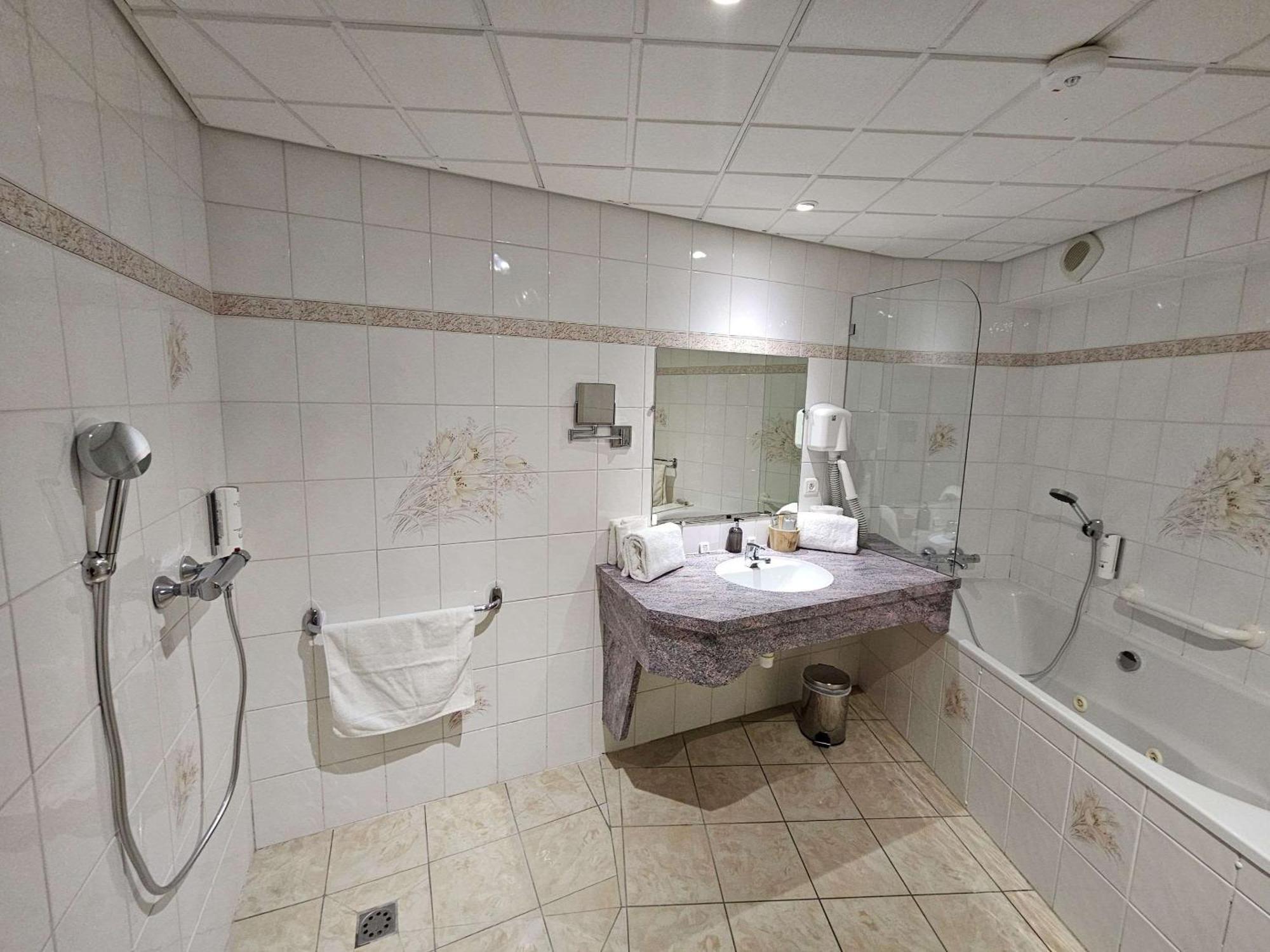 Auberge Du Lac, Sure Hotel Collection By Best Western Мениль-Сен-Пер Экстерьер фото